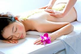 Chăm sóc sau sinh tại nhà- liệu trình gội đầu khô, xông hơi massage toàn thân.